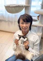 当店代表が飼い猫を抱いて笑顔