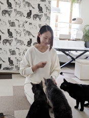 当店代表が飼い猫を抱いて笑顔