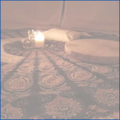 Kerzenlicht und Trommel auf kreisförmigem Teppich