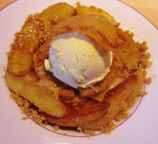 Glace vanille sur lit de pain d'épice Brossard poêlé garniture de pommes tombées au caramel .