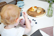 Kind mit Silikonschale und Kindergeschirr