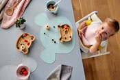 Kind mit Bambusschale, Platzset und Kindergeschirr 
