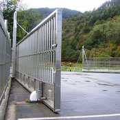 Motor drive for wide gate in Spain with AKIA wheeled automation equipment 