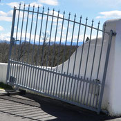 Motor drive gate on sloping ground with AKIA wheeled automation equipment