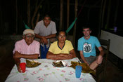 Einer der letzten Abende mit meiner Gastfamilie. Es gab nochmal mein Lieblingsessen: Tamales. (aus irgendeinem Grund lächeln die meisten Térrabas fürs Fotomachen nicht)