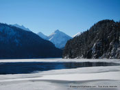 Visiter la Bavière en hiver - lac enneigé près de Neuschwanstein