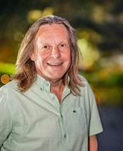 Rainer Schwandt, Ingenieur, Entwicklungsleiter, Team Manager. Als sein Chef ihm auftrug, eine Liste mit zehn Leuten zu machen, die entlassen werden sollen, hat er sich selbst an erste Stelle geschrieben. Er plädiert für mehr Menschlichkeit in Unternehmen