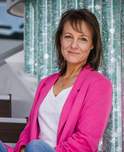 Christine Zillmer kennt Shitstorms und die Erfahrung, wenn Wildfremde einen verurteilen, Aussagen verdrehen und man die Kontrolle über das eigene Bild zu verlieren droht. Die Affären-Expertin empowert Frauen, sichtbar zu werden, auch wenn es unbequem wird