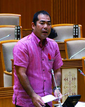 県議会で一般質問する次呂久氏=5日午後