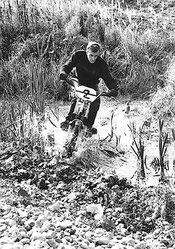 Walther Luft auf Puch MS50 mit Monoshock, Wien, Donaustadt 1965. Foto: Georgieff