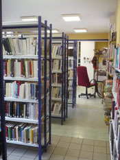 Llupia - Bibliothèque rayonnages par Fabricio Cardenas (travail personnel sous licence CC BY-SA 3.0 via Wikimedia Commons)