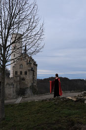 In Arwen-Kleid vor Schloss Lichtenstein