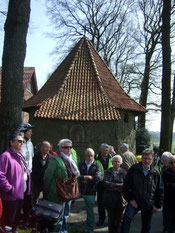 Vor der Tannenberg-Kapelle