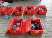 die persönliche Schutzausrüstung für den Strahlenschutz verstaut in roten Kunststoffboxen
