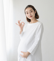 笑顔でOKサインをする妊婦さん｜青森市の整体院でマタニティ期の不調をやさしくケアし、快適な日常をサポート
