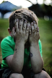 enfant qui pleure dans ses mains