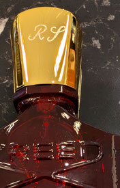 Initialen werden per Live-Gravur in den Verschluss einer Parfumflasche eingraviert – Personalisierung vor Ort, Schrift & Kunst by Sigrid Bengel