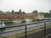 Le canal de l'Escaut glissant le long des vestiges de remparts.