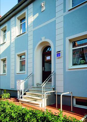 Eingangstreppe an hellblauer Hausfront