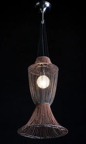 Moroccan Vases No 2 ist eine Pendelleuchte von Willowlamp aus Metall. Sie passt gut in eine gemütliche Sitzecke, ins Wohnzimmer oder einen Wintergarten. 