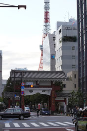 002　大門と東京タワー　Aモード　F4.5　85㎜　＋0.3　WB曇天 　ISO1600
