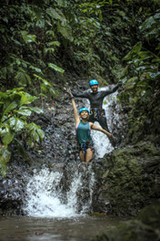 Experiencias en Arenal Volcán Costa Rica con tirolesa, canyoning, rafting y aguas termales
