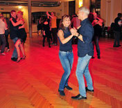 Antje Lindner tanzt Salsa mit Ihrem Mann.