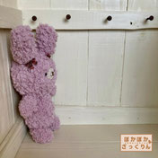 ふかふかピンクの毛糸で編んだ子うさぎ