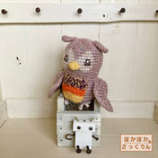 キラキラ華やかなフクロウのあみぐるみ
