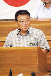 前津氏の一般質問に答弁する成底教育部長=17日午後、市議会
