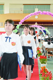 平真小学校の卒業式が行われた=23日午前、同校体育館