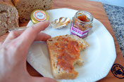 Brotschnitte mit Fruchtaufstrich