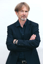 Christian Süß, Strategie- und Lösungsberater, Interimmanager, Unternehmensberater, Coach, M.A. Krisen-/Sanierungsmanagement, KI-Manager, Digital Transformation Manager, Diplom-Wirtschaftsingenieur. Problemlöser, Troubleshooter, Projektleiter, Schlichter.