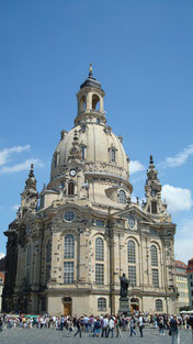 Dresden Frauenkirche mit großer Kuppel und blauem Himmel