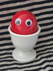 Ich bin das kleine rote Osterei und komme aus Ostern.