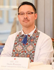 岡部芳彦氏が着ているのはウクライナの民族衣装ヴィシヴァンカです。