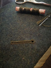 Handgefertigtes Knopfloch im Atelier von Manuela Leis in Berlin Weißensee Herrenschneider bespoke tailor bespoke tailored overcoats bespokesuit bespokecoat berlin