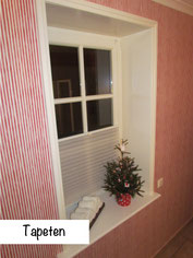 Einleitungsbild: Tapeten. rot-weiß gestreifte Wand mit weißem Fenster