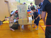 実は裏側のもぐら担当も真剣…。
