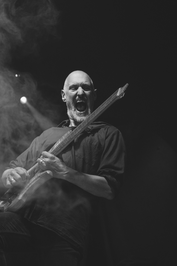 photo de Cyril qui joue de la guitare 8 cordes