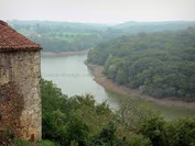 au confluent de la Mère et de la Vendée, les villages de Mervent et Vouvant nous offre leur forêt verdoyante