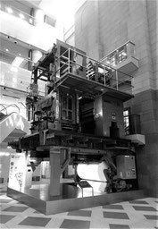 日本新聞博物館に展示される 大型の輪転機