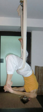 Aerial Yoga Übung: Der Kronleuchter