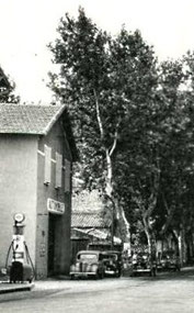 Photo présentant des pompes à essesnce manuelles - choix entre trois années