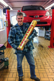 Peter Iselin mit einer gigantischen Toblerone vor einem Aygo