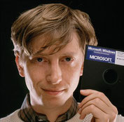 Bill Gates mit Windows 1.0x Diskette