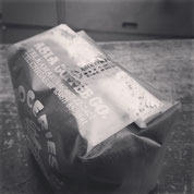 挽いたコーヒーを袋詰めしたところです。