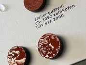 Filzrondellen; Leim aufgequollen. Bereit zum Fixieren  