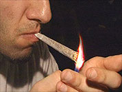 fumer un joint de cannabis