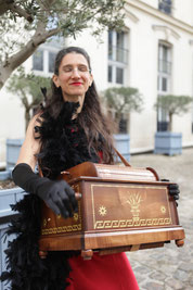 Conteuse avec orgue de barbarie